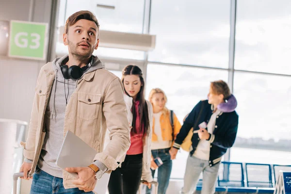 Grupo de jóvenes amigos con equipaje en la terminal del aeropuerto — Stock Photo