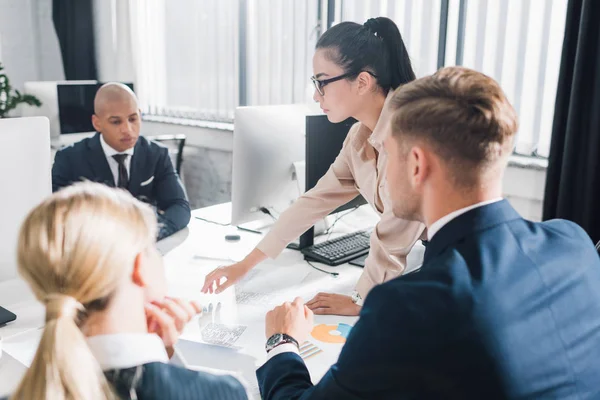 Professionelle junge multiethnische Geschäftsleute, die im Büro zusammenarbeiten — Stockfoto