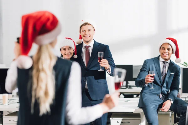 Glückliche junge multiethnische Geschäftsleute trinken Wein und feiern Neujahr im Amt — Stockfoto