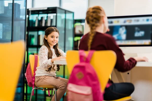 Entzückende Schulmädchen mit Desktop-Computern in der Bibliothek — Stockfoto