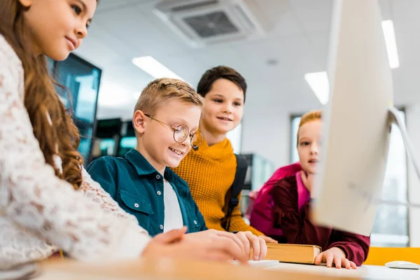 Чарівні усміхнений юнацьких за допомогою настільному комп'ютері в бібліотеці — стокове фото