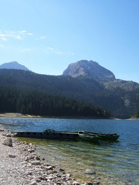 Durmitor 'un dağ göllerindeki tekneler