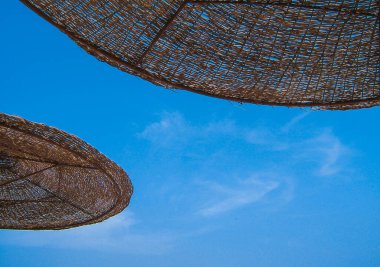 Mavi arka planda plaj şemsiyesi