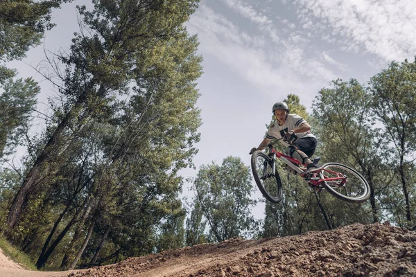 Onderaanzicht Van Sportman Springen Met Fiets — Stockfoto