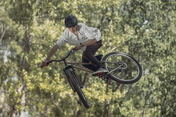 Desportista Salto Com Bicicleta Com Árvores Fundo Borrado — Fotografia de Stock