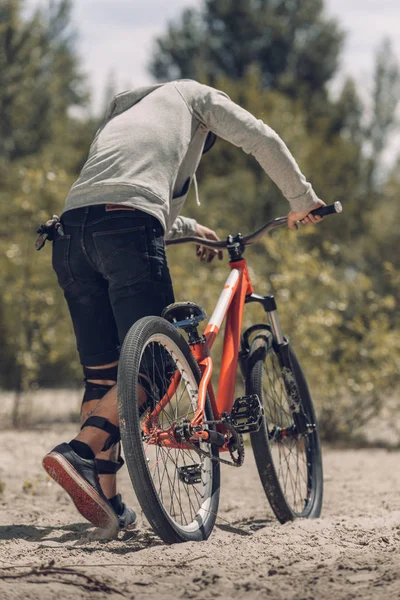 Вид Ззаду Велосипедиста Гірським Велосипедом — стокове фото