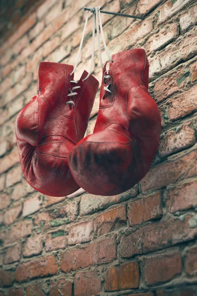 Luvas de boxe vermelho velho pendurar no prego na parede de tijolo com espaço de cópia para texto. Alta resolução 3d render — Fotografia de Stock