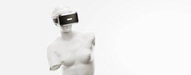 VR kulaklık, gelecekteki teknoloji konsept afişi. Beyaz heykelin 3 boyutlu görüntüsü, beyaz arka planda sanal gerçeklik gözlüğü takan kadın. VR oyunları. İzlediğiniz için teşekkürler.