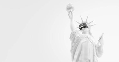 VR kulaklık, gelecekteki teknoloji konsept afişi. Özgürlük Heykeli 'nin 3 boyutlu görüntüsü, beyaz arka planda sanal gerçeklik gözlüğü takan kadın. VR oyunları. İzlediğiniz için teşekkürler.