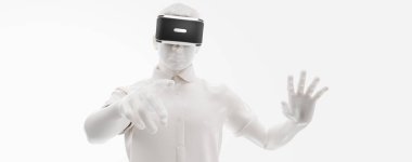 VR kulaklık, teknoloji. Beyaz arka planda sanal gerçeklik gözlüğü takan adamın 3 boyutlu görüntüsü. VR oyunları. Ayrıca portföyümde bu resmin bir kopyasını bulacaksınız. İzlediğiniz için teşekkürler.