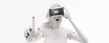 VR kulaklık, online alışveriş. Kadının üç boyutlu görüntüsü, beyaz arka planda sanal gerçeklik gözlüğü takıyor. Kadın bir tıklamayla mal alıyor. Ayrıca portföyümde bu resmin bir kopyasını bulacaksınız.