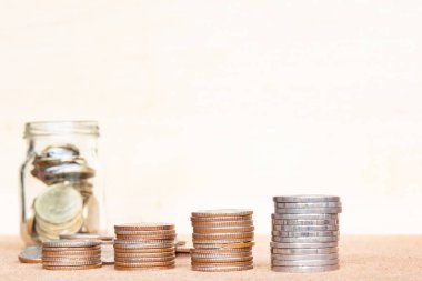 Sikke ve paralar antika arka plan bulanık - para kavramı, Tay sikke tasarruf dizi dört pole cam.