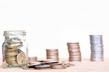 Sikke ve paralar antika arka plan bulanık - para kavramı, Tay sikke tasarruf dizi dört pole cam.