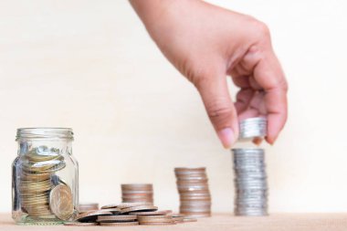 Kaydetme para kavramı. Parmak tutun yığın paralar düzenleme büyüyen gösterilen konsepti ile iş ve zengin, Tay paralar.