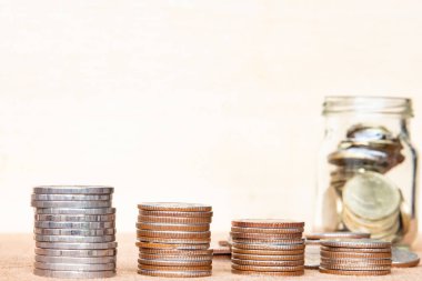 Sikke ve paralar antika arka plan bulanık - para kavramı, Tay sikke tasarruf dizi dört pole cam.