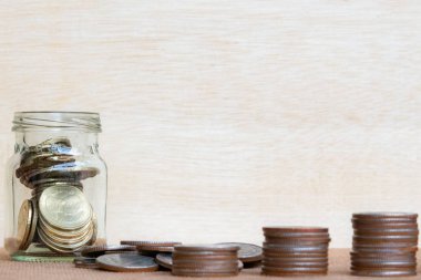 Sikke ve paralar antika arka plan bulanık - tasarruf para kavramı dizi dört pole cam,