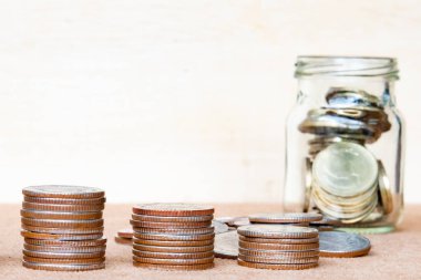 Sikke ve paralar antika arka plan bulanık - tasarruf para kavramı dizi dört pole cam,