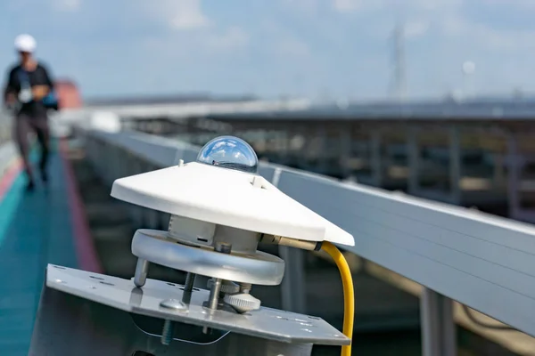 Pyranometer För Att Mäta Irradians Solar Farm Med Blå Himmel — Stockfoto