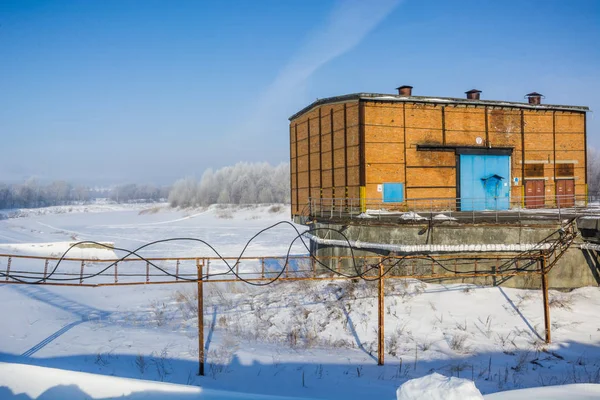 Здание Берегу Реки Зимой Здание Набора Воды Реки Зимой — стоковое фото