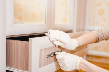 Ev temizliği. Paspas, silerek toz. Genç kadın evi temizliyor, saflık evde yönlendirir.