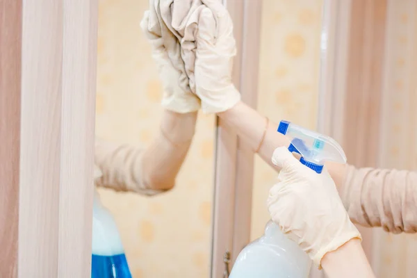 Hemstädning Moppning Damm Torka Den Unga Kvinnan Städar Upp Huset — Stockfoto