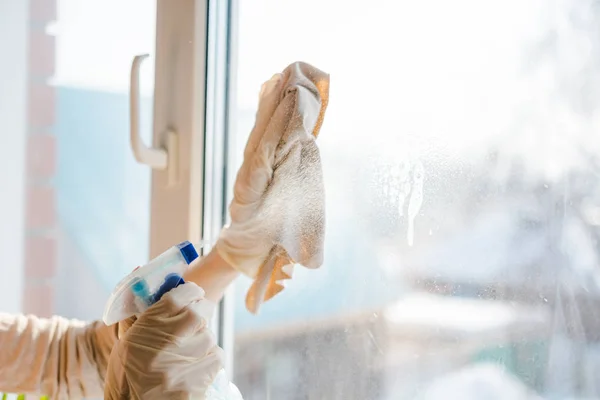 那个女人洗了一扇窗户 这个年轻女子清理窗户上的污垢 房子里的窗户很纯净 — 图库照片