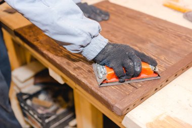 Adam ahşap biler. Birleştiriciyi ahşap Komiteler işler. Evin marangozluk işleri. On parmağında on marifet.