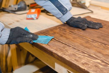 Adam ahşap biler. Birleştiriciyi ahşap Komiteler işler. Evin marangozluk işleri. On parmağında on marifet.