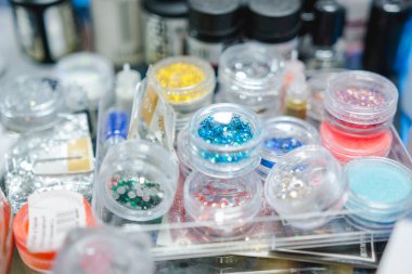 Manikür. Kadın temizler ve tırnakları boyar. Kadın süreçleri ellerde bir vernik çivi. Shelak. Jel, akrilik tırnak yerleştirerek bir vernik. Manikür salonu.