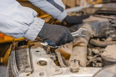 Adam araba onarır. Araç Bakımı.