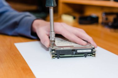 Bir sabit disk sökmeye. Bir çip ya da çip onarmak için.