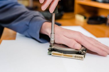 Bir sabit disk sökmeye. Bir çip ya da çip onarmak için.