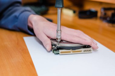 Bir sabit disk sökmeye. Bir çip ya da çip onarmak için.