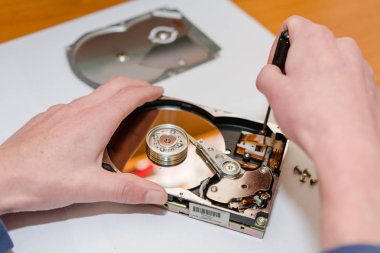 Bir sabit disk sökmeye. Bir çip ya da çip onarmak için.