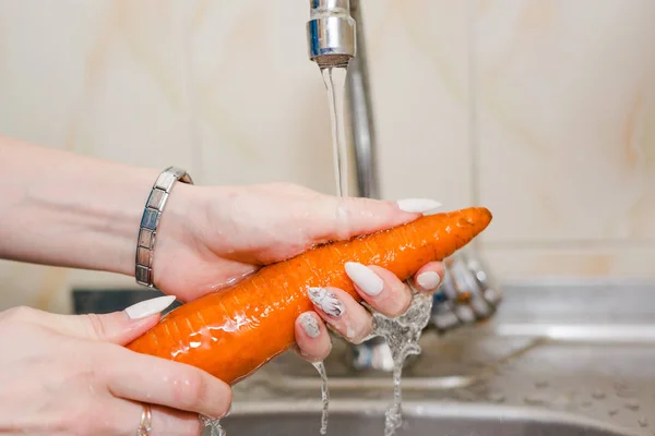 Chica Lava Zanahorias Lavar Zanahoria Con Agua Suciedad —  Fotos de Stock