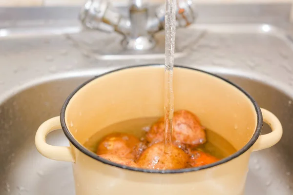 Sartén Con Patatas Agua Recoge Agua Vajilla Cocinar Patatas —  Fotos de Stock