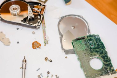 Adam bir sabit disk onarır. Kopyyuterny teknik tamiri için servis.