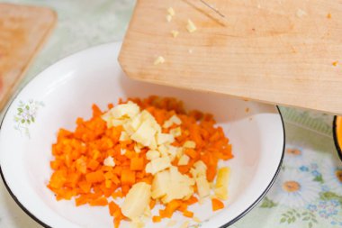 Sebze bahçesi. Kesilmiş sebzeler. Sağlıklı gıda. Ev yapımı yemek. Salata havuç, patates, pancar.