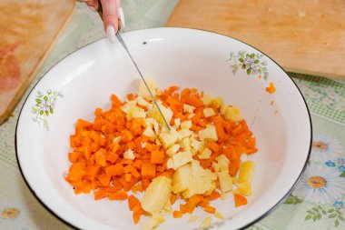 Sebze bahçesi. Kesilmiş sebzeler. Sağlıklı gıda. Ev yapımı yemek. Salata havuç, patates, pancar.