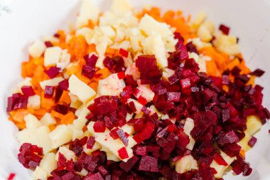 Sebze bahçesi. Kesilmiş sebzeler. Sağlıklı gıda. Ev yapımı yemek. Salata havuç, patates, pancar.