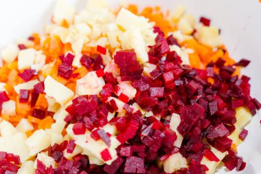 Sebze bahçesi. Kesilmiş sebzeler. Sağlıklı gıda. Ev yapımı yemek. Salata havuç, patates, pancar.