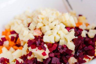 Sebze bahçesi. Kesilmiş sebzeler. Sağlıklı gıda. Ev yapımı yemek. Salata havuç, patates, pancar.