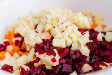 Sebze bahçesi. Kesilmiş sebzeler. Sağlıklı gıda. Ev yapımı yemek. Salata havuç, patates, pancar.