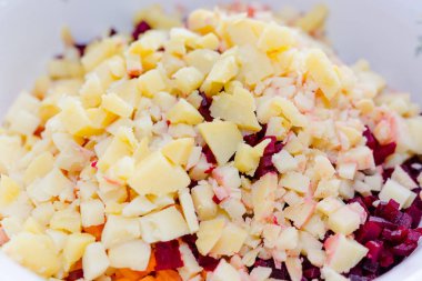 Sebze bahçesi. Kesilmiş sebzeler. Sağlıklı gıda. Ev yapımı yemek. Salata havuç, patates, pancar.