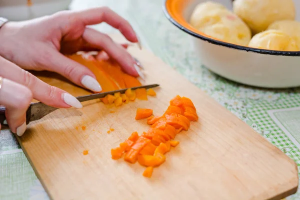 Die Frau Schneidet Gemüse Auf Salat Schneidet Kartoffeln Rüben Karotten — Stockfoto