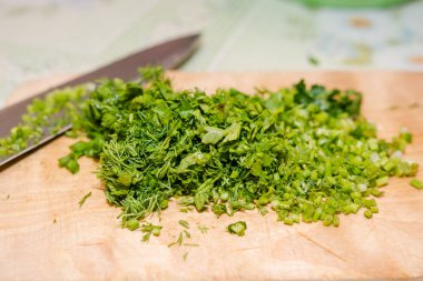 Yeşillik salatası için. Kesilmiş soğan, rezene. Sağlıklı gıda. Taze yeşillik salatası üzerinde.