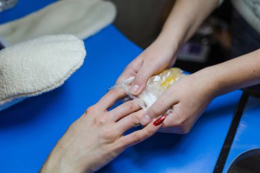 Elinde nemlendirme için balmumu küvet. Kozmetik balmumu