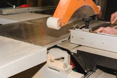 Adam ahşap testere iş başında. Daire testere. Ahşap, parçacık yönetim kurulu ve Sunta testere bir makine. Mobilya sanayi üretim.