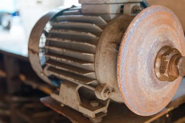 Bıçakları bilenmiş. Makinesinde bıçak keskinleştirmek için. Taşlama için makine