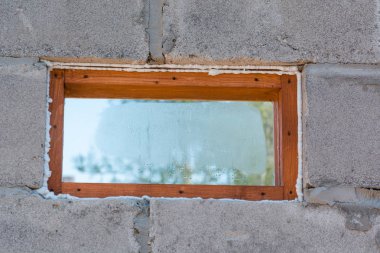 İnşaat köpüğü. Pencerede bir stroiteln köpüğü. Pencerede kurumuş köpük.